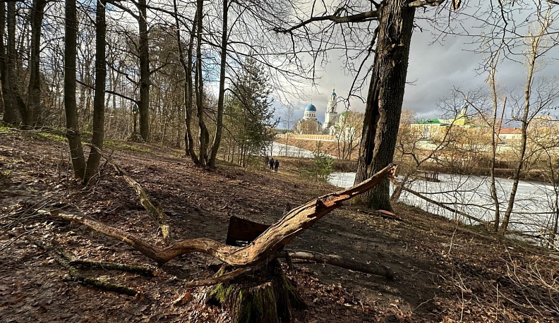 Команда калужского Театра села расчистила площадку для нового уличного спектакля