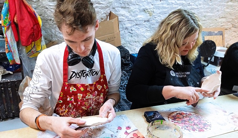 В Калуге подростки расписали глиняные изделия в поддержку участников СВО