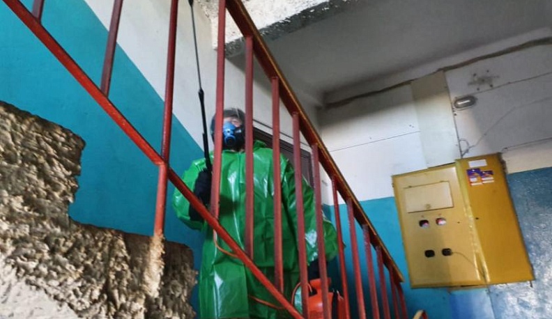 В Людинове дезинфицируют подъезды