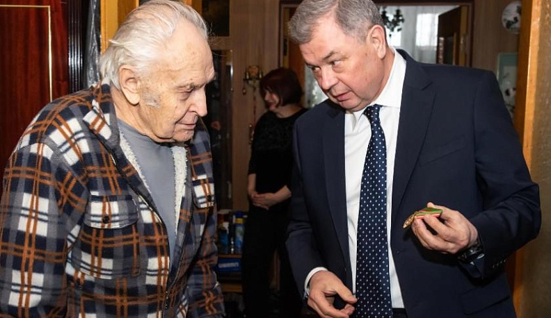 Анатолий Артамонов поздравил с 85-летним юбилеем почетного гражданина Калужской области