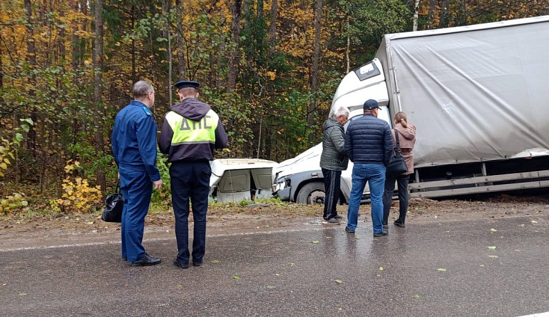 В Калужской области столкнулись фура и микроавтобус