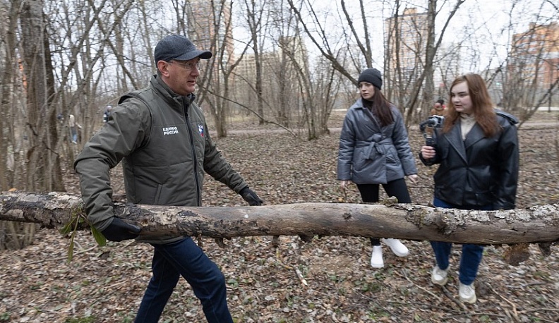 Субботник в калужском Губернском парке прошел с участием  Владислава Шапши