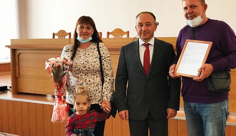В Людинове семья, попавшая в зону отселения, получила сертификат на покупку жилья