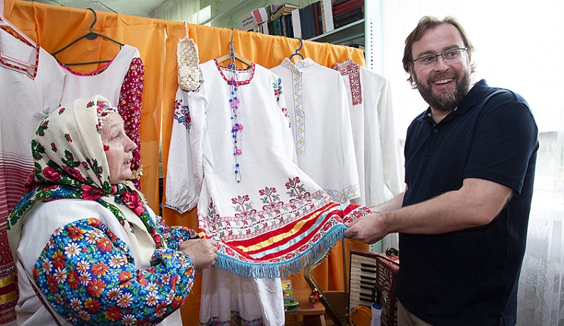 Библиотекарь Любовь Софтюк и куратор проекта Алексей Кузнецов.