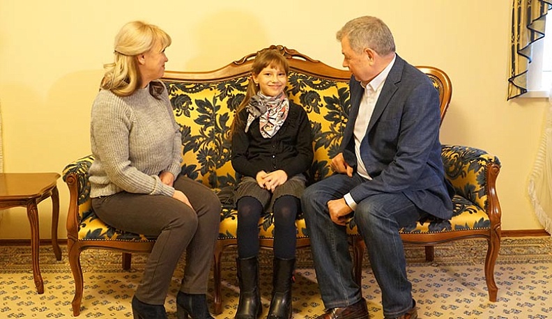 Анатолий Артамонов поздравил Киру Симонову с наступающим Новым годом