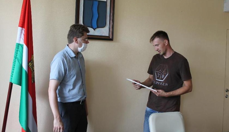 В Тарусском районе первая молодая семья получила жилищный сертификат