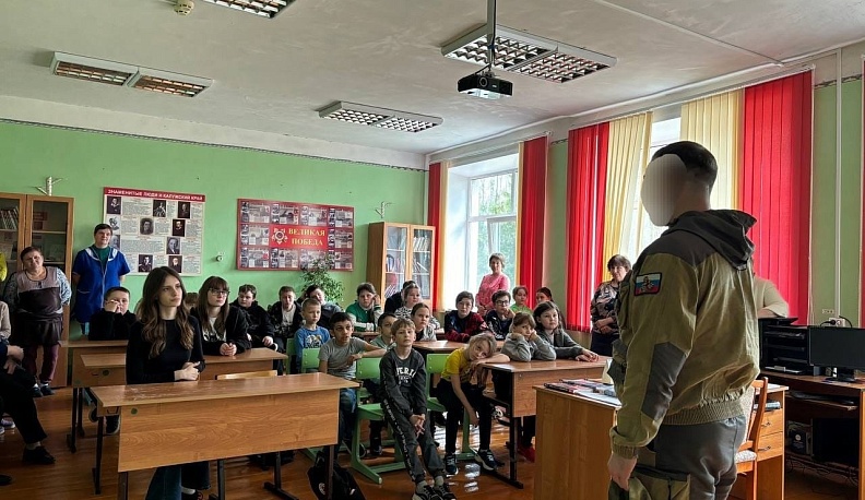 Школьники Спас-Деменского района встретились с бойцом СВО