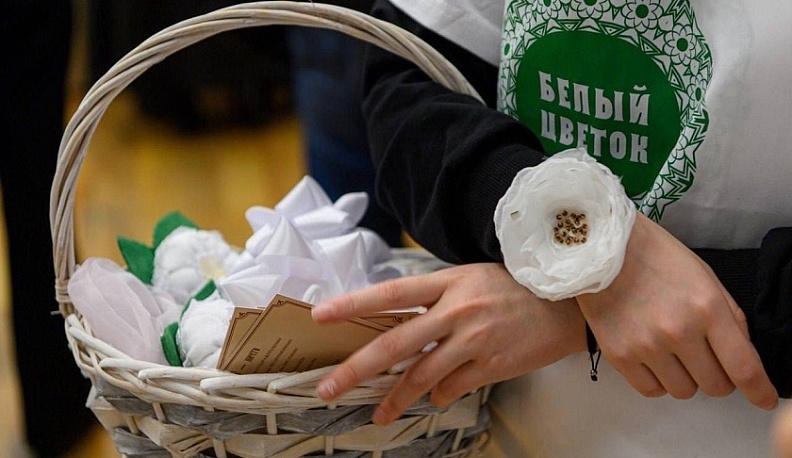 Сенатор РФ Александр Савин принял участие в благотворительной выставке «Белый цветок»