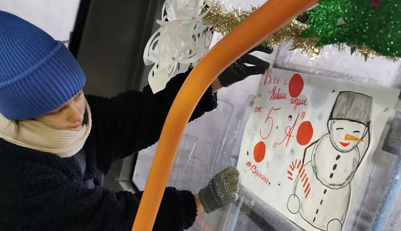 По Калуге ходят украшенные школьниками троллейбусы