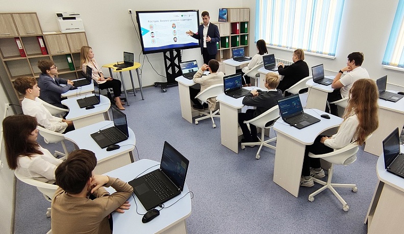 Замгубернатора рассказал калужским школьникам об искусственном интеллекте в стартапах