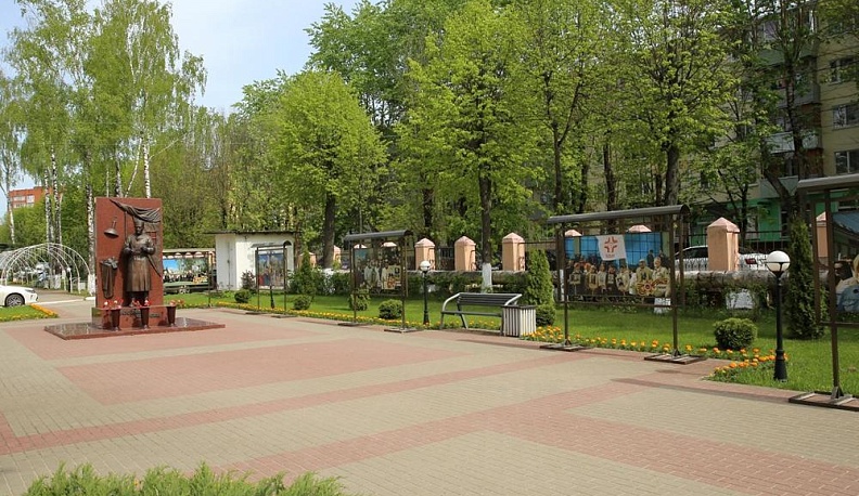 На территории БСМП в Калуге открылась фотовыставка ко Дню Победы