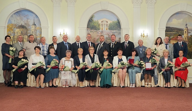 Калужанам вручили государственные и региональные награды