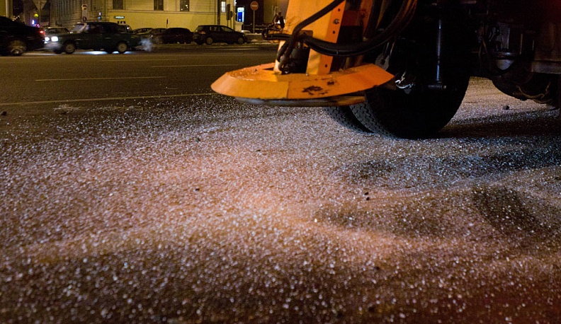 В Калуге от гололеда дороги обрабатывают 82 единицы спецтехники
