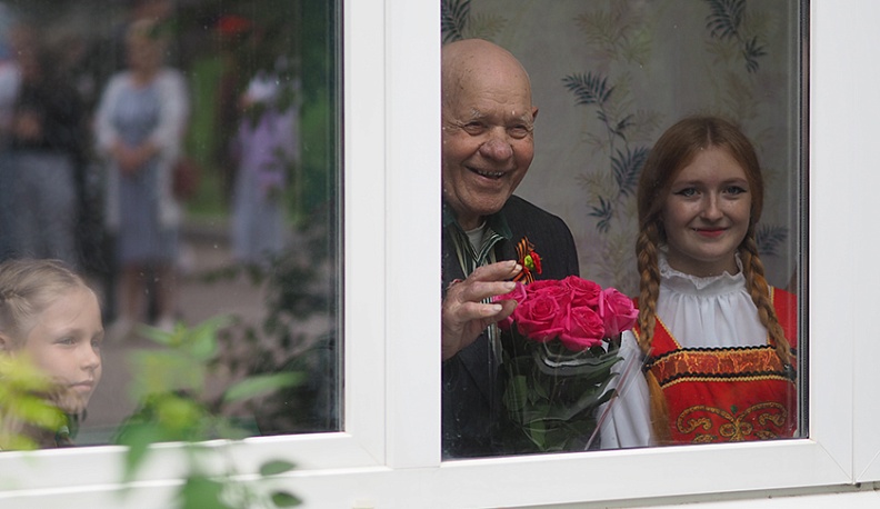 9 мая 2022 года  ветеран смотрит концерт.