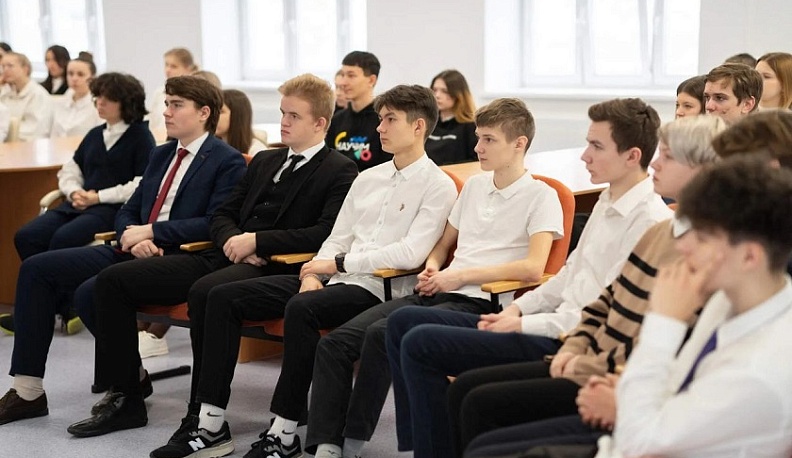 В калужской школе №13 прошел урок на тему «Безопасное поведение в социальных сетях»