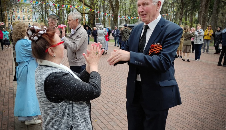 Калужане пришли гулять в парк, несмотря на непогоду