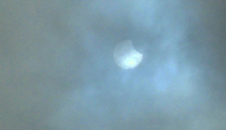 Калужане смогли увидеть солнечное затмение вопреки плохой погоде