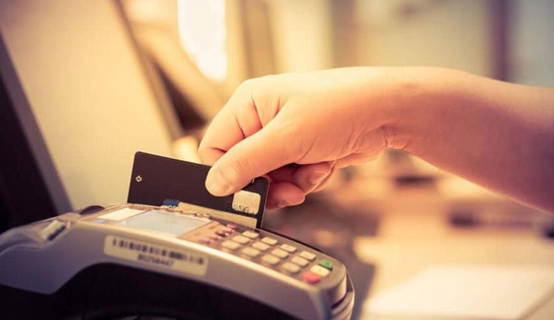 Жительницу Людинова, платившую чужой картой, поймали с помощью видеокамер