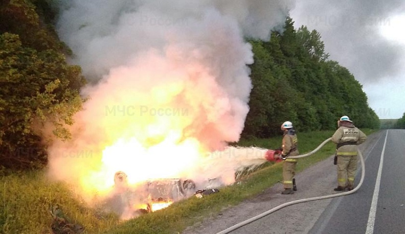 Ночью в Думиничском районе перевернулась и сгорела иномарка