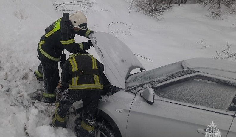Утром в Калужской области иномарка вылетела в кювет