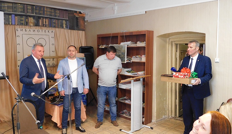 С юбилеем библиотеку поздравляли руководители района и депутаты Законодательного Собрания области Александр Козлов и Александр Барков.
