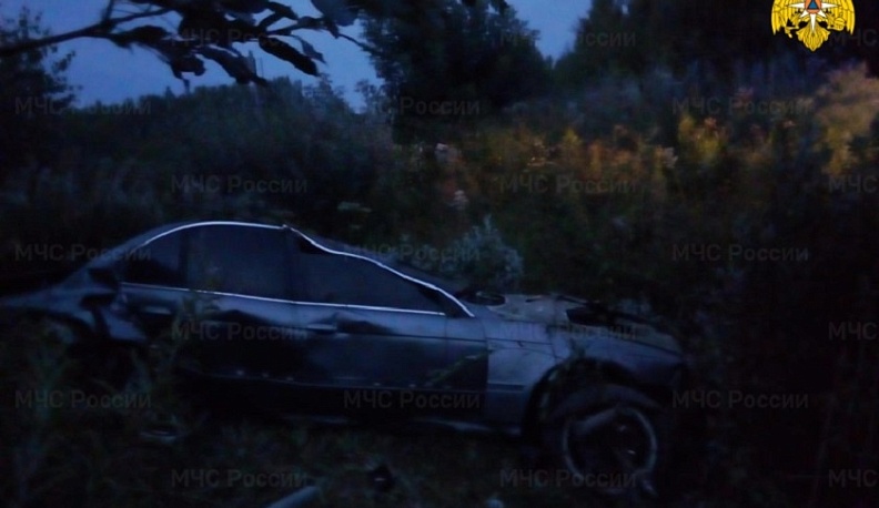 Калужанин пострадал в перевернувшемся в кювете BMW