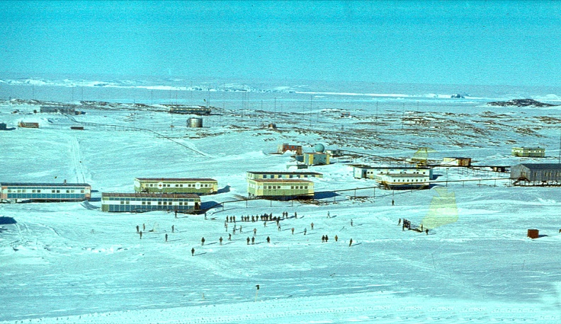 Станция «Молодёжная». 80-е. Народу  - можно играть в футбол.
