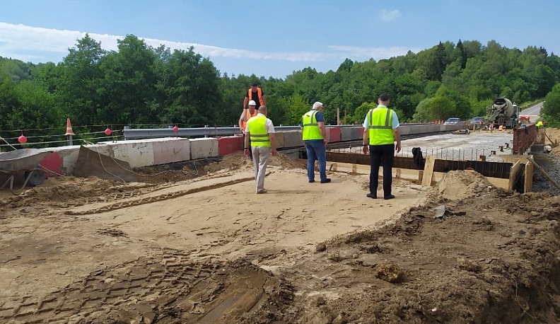 Ремонт моста через реку Калужка продолжается в Ферзиковском районе