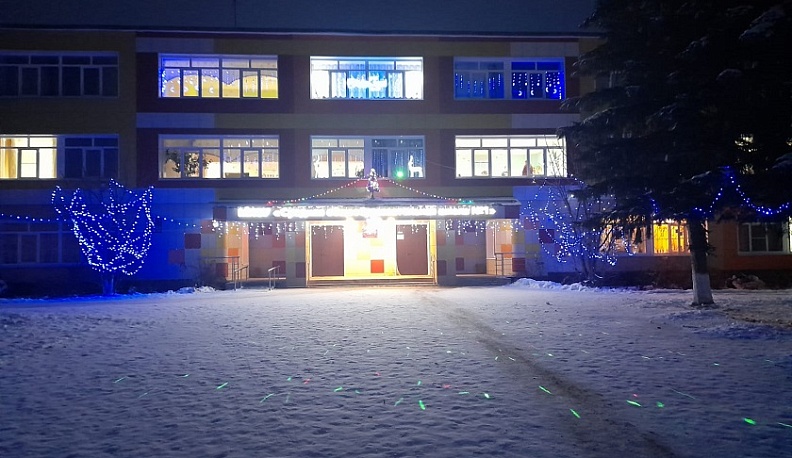 В Спас-Деменске на центральной площади установили новогоднюю ель