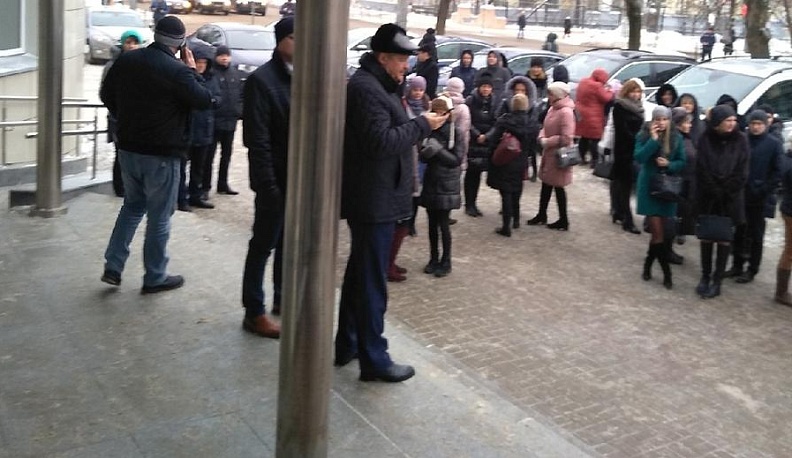 После сообщения неизвестного о заложенной мине началась эвакуация здания Правительства Калужской области 