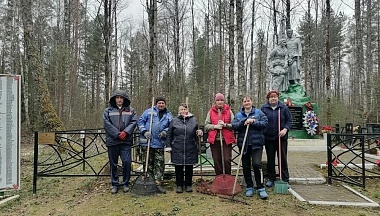 В думиничском селе Высокое местные жители навели порядок на крупнейшем в муниципалитете Братском захоронении