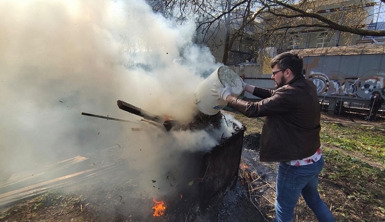 Сотрудники ИД «Калужские губернские ведомости» навели порядок вокруг Дома Печати