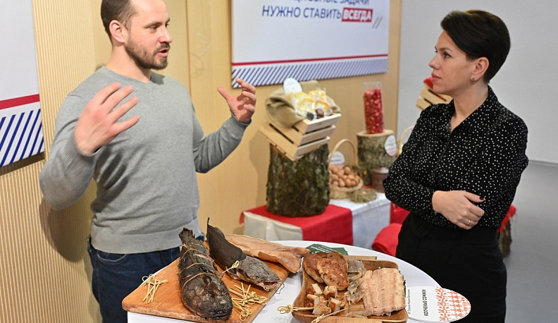 Фермер Максим Танский из Тарусского района на выставке со своей продукцией.