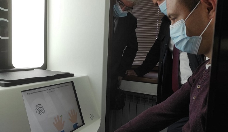 В калужском МФЦ начала работать криптобиокабина