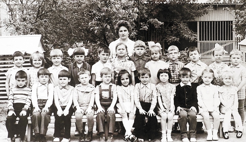 «Нам детство освещали не зарницы…»