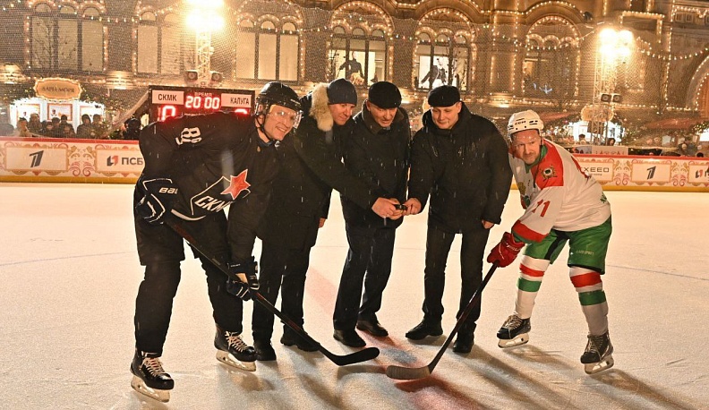 Сборная команда Калужской области и Службы коменданта Московского Кремля провели товарищеский хоккейный матч на Красной площади