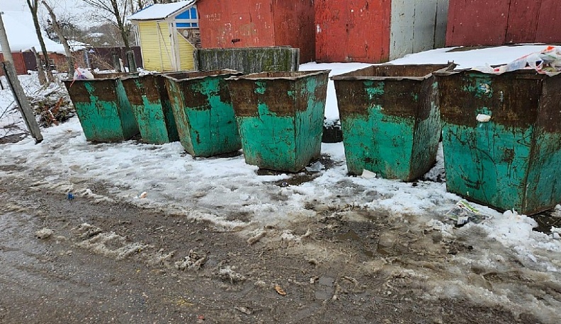 В Калуге починили люк и убрали арматуру после обращений в интернете