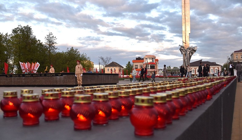 На Площади Победы людиновцы зажгли Свечи памяти