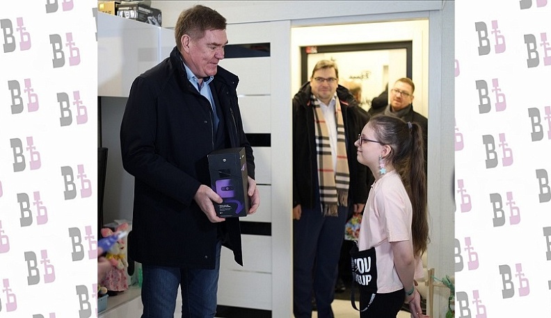 Сенатор Александр Савин исполнил новогоднее желание юной калужанки