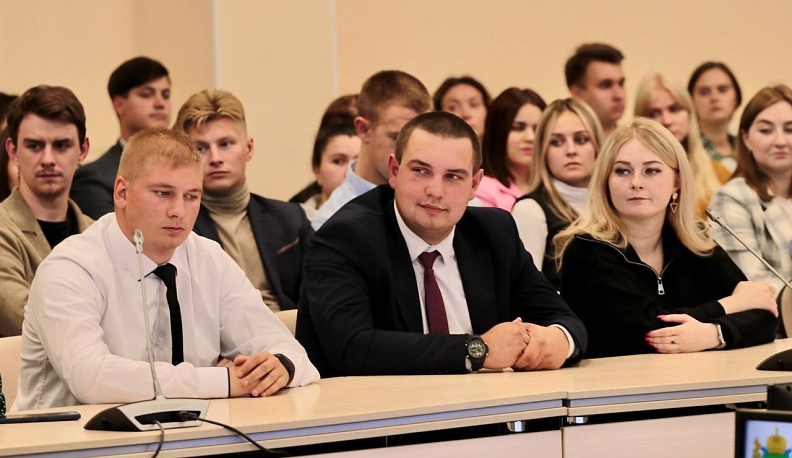 Александр Аникеев пообщался с молодыми учителями Калужской области