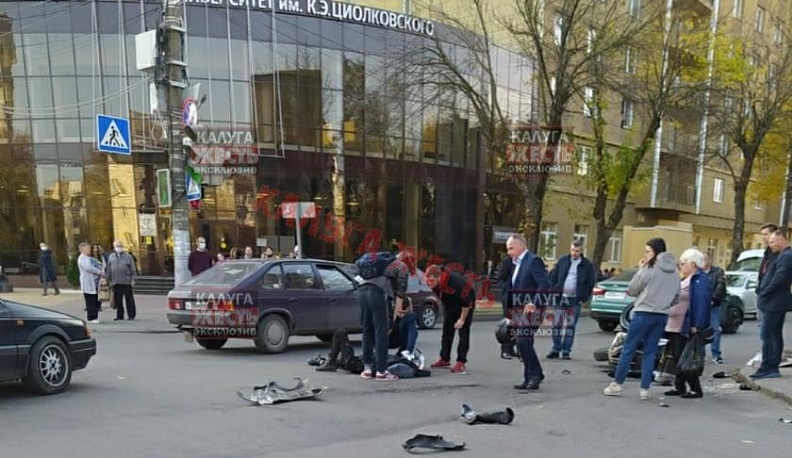 В центре Калуги столкнулись мотоцикл и иномарка 