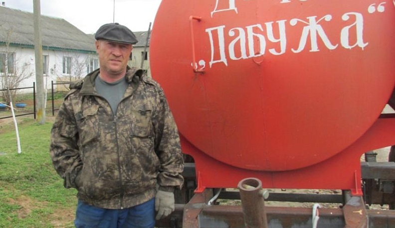 Просто живёт по совести