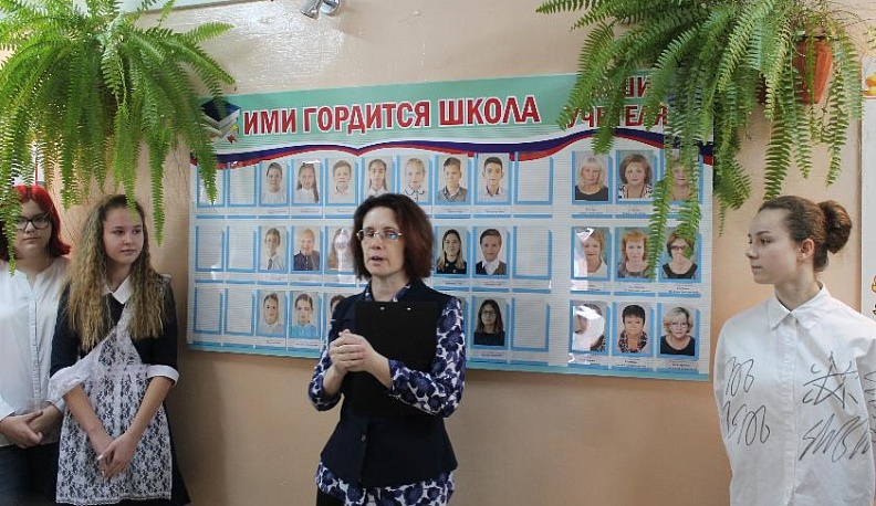 В Тарусе открылась обновленная школьная Доска Почета