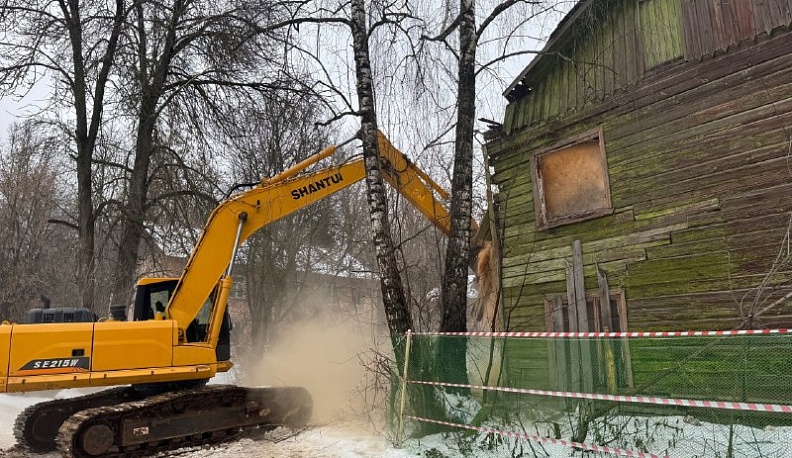 В Калуге снесли ветхий дом на улице Труда