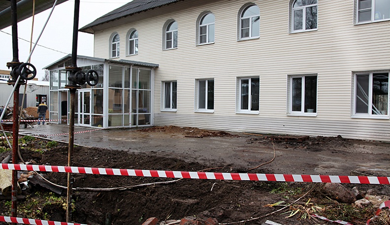 В Людинове продолжается ремонт здания детской поликлиники