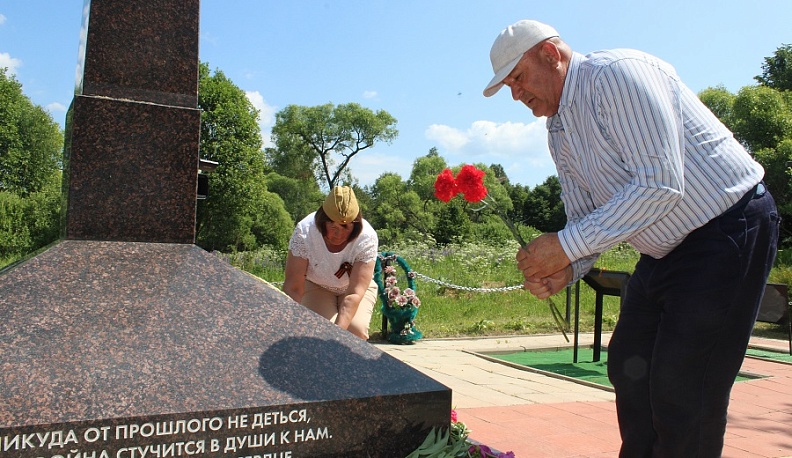 Гости из Дагестана почтили память родственника на Павловском плацдарме в Калужской области