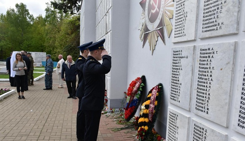 Сотрудники УФСБ России по Калужской области возложили цветы на Мемориальном воинском кладбище Калуги
