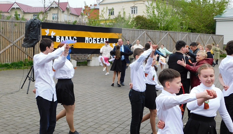 Жители Кондрова присоединились к акции «Вальс Победы»