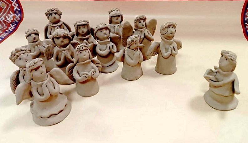 В думиничском Центре хлудневской игрушки изготовили фигурки Рождественских ангелов