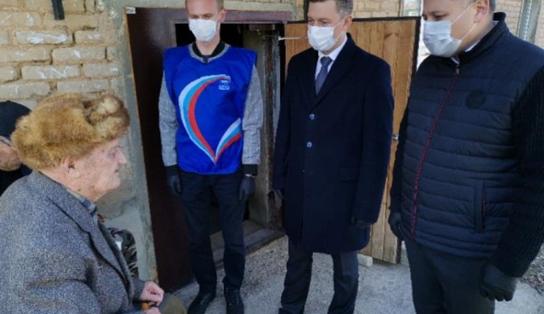 Сослан Такаев поздравил с наступающими праздниками ветеранов из Ферзиковского района